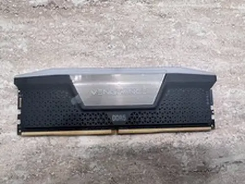 Corsair CORSAIR CMH16GX5M2B5200C40 Vengeance RGB DDR5 Memory 8GB (1x 8GB) DDR5