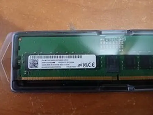 1x32GB Micron DDR5-5600B EC8 ECC RDIMM SERVER RAM Memory (MTC20F2085S1RC56BD2)