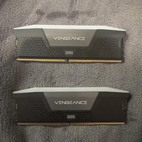 Corsair VENGEANCE® RGB 32GB 2x16GB DDR5 DRAM 5200MT/s Memory CMH32GX5M2B5200Z40K