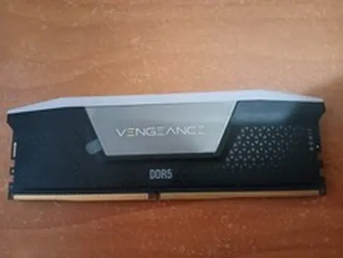 1x16GB CORSAIR Vengeance RGB DDR5 5600 Desktop RAM (CMH32GX5M2B5600C40K)