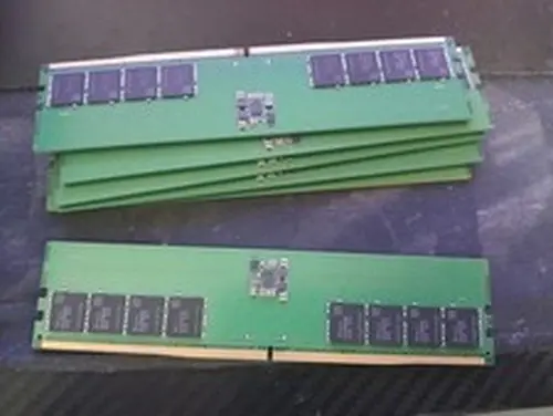 SK hynix 32GB 2X16 PC5-34800 (DDR5-4800) Memory (HMCG88MEBUA081N)