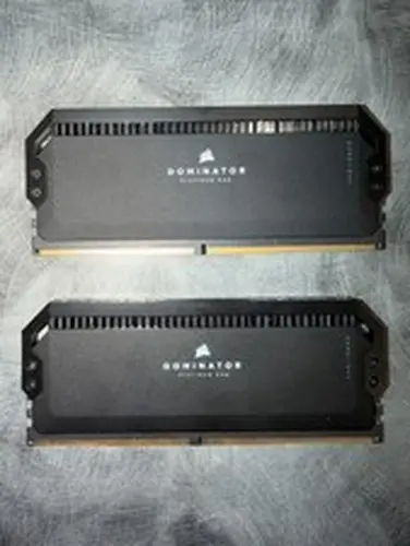 Corsair Dominator Platinum RGB 32GB (2x16GB) DDR5 DRAM 5200MHz Memory Kit
