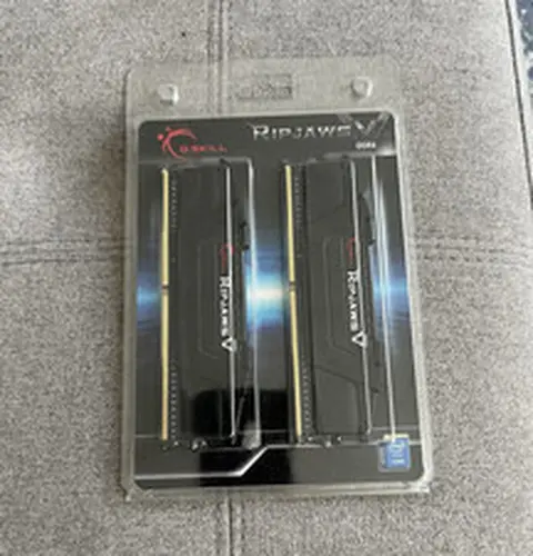 G.SKILL Ripjaws V DDR4 SDRAM DIMM 288-Pin Desktop Memory Kit, 2 Modules