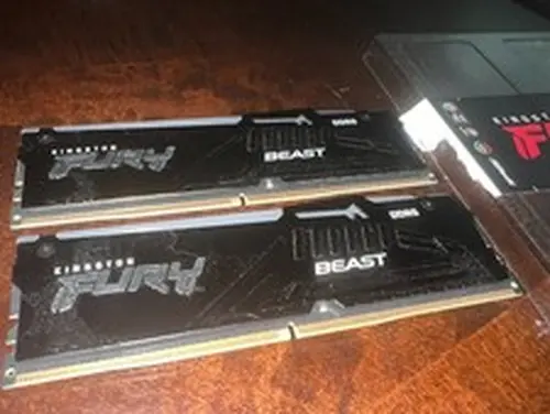 Kingston Fury Beast RGB DDR5 16GB Kit (2x8GB) 5200 Excellent Cond.