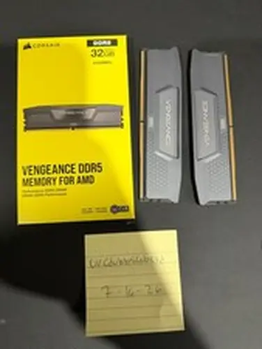 CORSAIR VENGEANCE DDR5 RAM 32GB 2x16GB 6400MHz CMK32GX5M2B6400Z36 / New