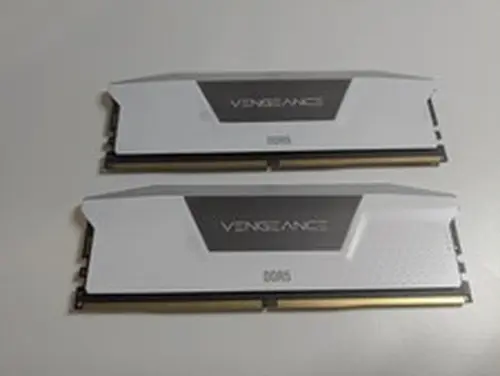 White Corsair Vengeance RGB 32GB 2x16GB DDR5-6000 CL36 RAM