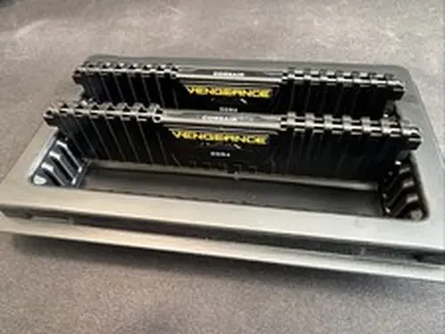 Corsair Vengeance 32GB 2666 MHz PC4-21300 DDR4 DRAM Memory (2x16GB Sticks)