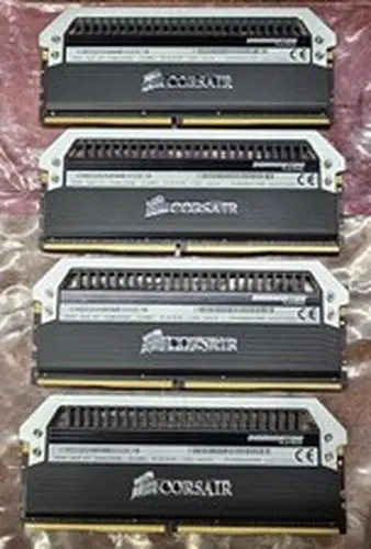 Corsair Dominator Platinum 32GB (4X8GB) 3333MHz DDR4 RAM CMD32GX4M4B3333C16