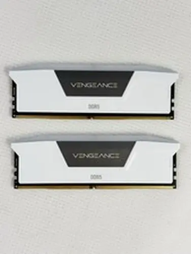 Corsair Vengeance RGB 32GB 2x16GB DDR5 6400 CL36 XMP White