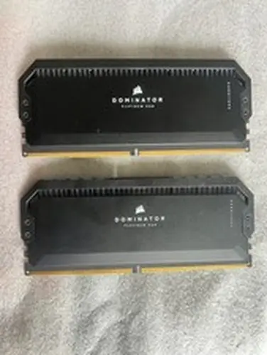 CORSAIR DOMINATOR PLATINUM RGB 32GB (2x16GB) DDR5 DRAM 7600MT/s CL36 Memory Kit