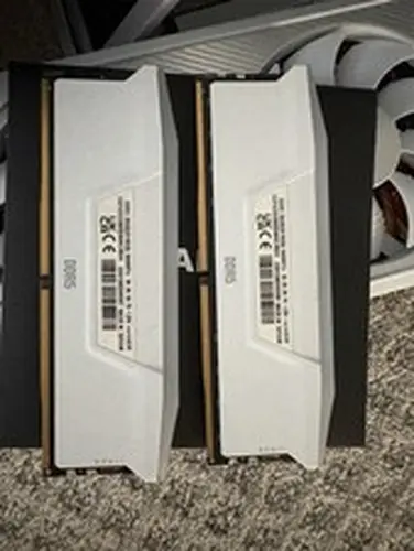 CORSAIR VENGEANCE RGB 32GB (2 x 16GB) PC5-41600 (DDR5-5200) DIMM Memory - White