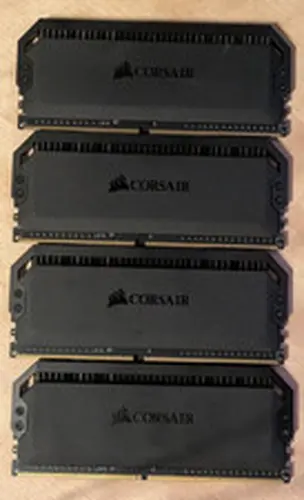 DOMINATOR® PLATINUM RGB 32GB (4 x 8GB) DDR4 DRAM 3600MHz C18 CMT32GX4M4D3600C18