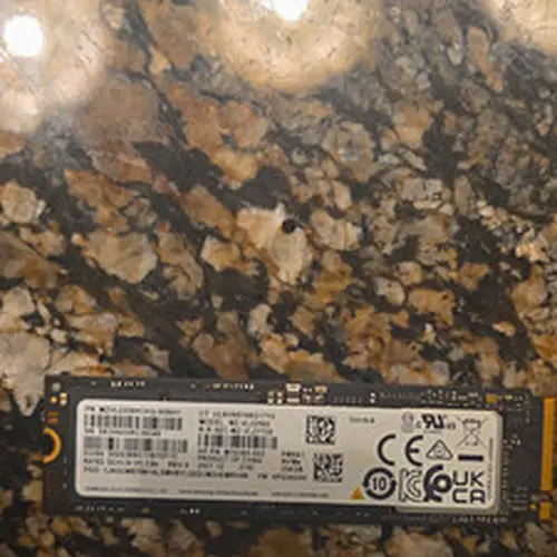 Samsung MZ-VL22560 256GB NVMe M.2 2280 Internal SSD PCIe Gen4x4 MZVL2256HCHQ