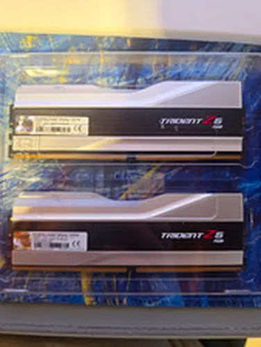 G.SKILL Trident Z5 RGB 32GB (2x16GB) DDR5-6000 DIMM CL30 RAM F5-6000J3040F16GA2
